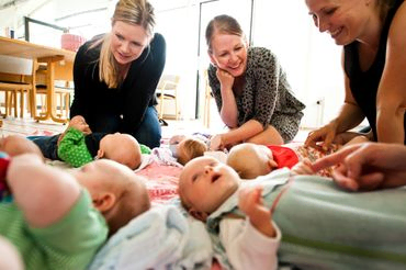 Tre mødre med deres babyer til babysalmesang