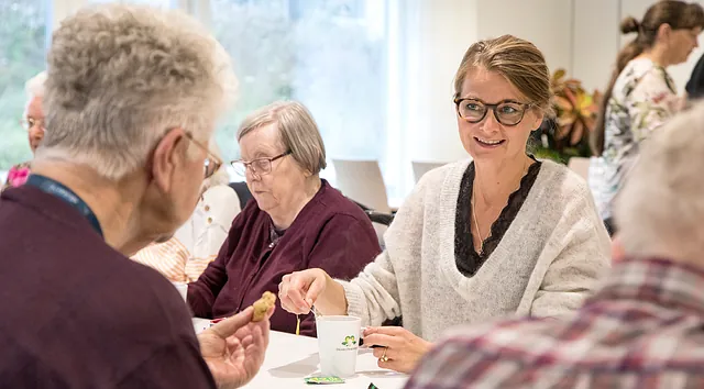 Pose med julehjælp bliver udleveret til borger